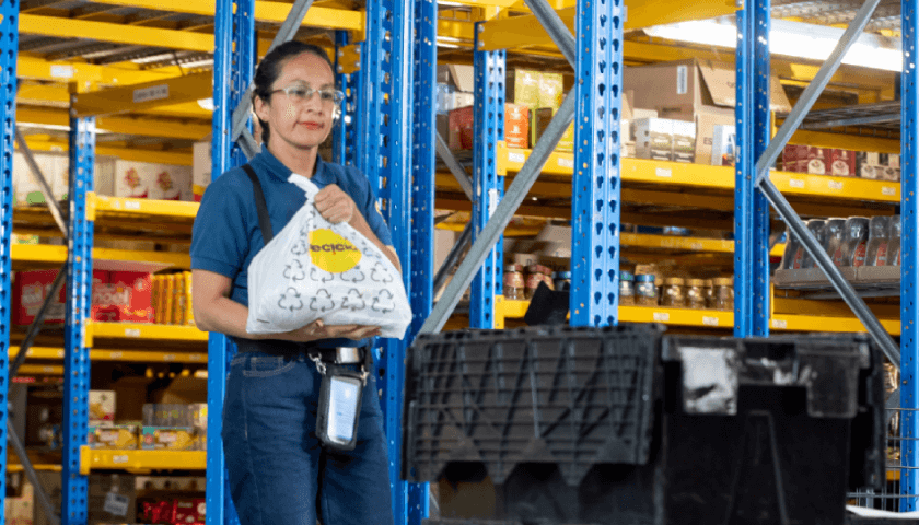 Foto de una mujer cargando una bolsa